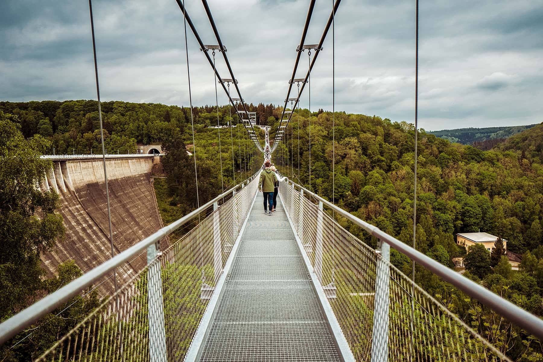 Blick auf die Fußgängerhängebrücke Titan RT