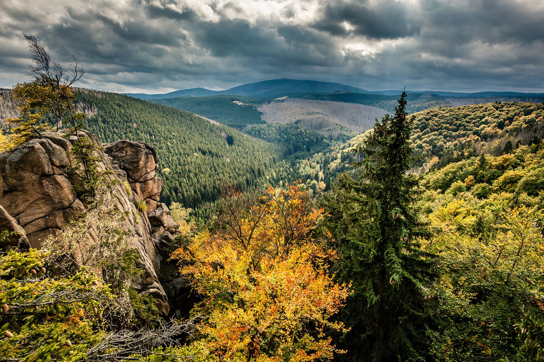 Blick über die Berge des Harzes bis hin zum Brocken